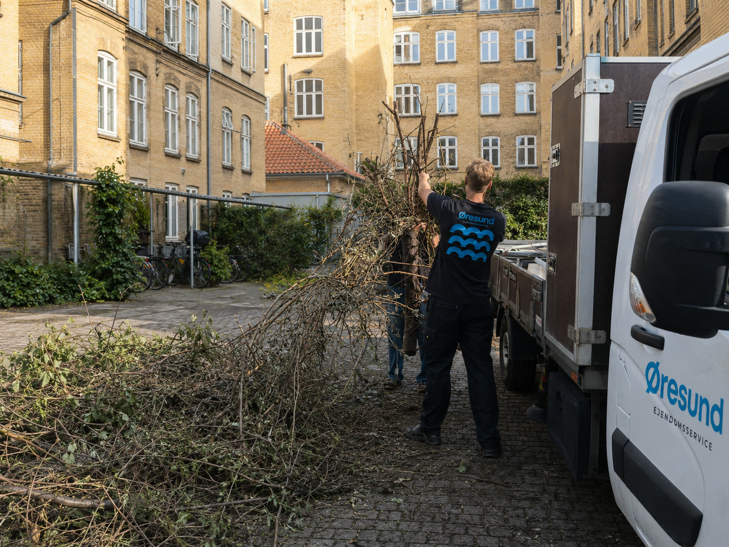 Oprydning og bortkørsel af affald med egen varevogn efter en specialopgave
